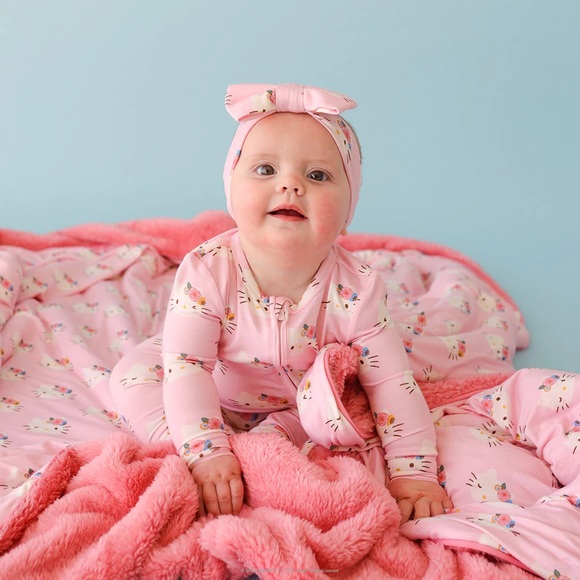 POSH PEANUT X PASTEL PINK SANRIO HELLO KITTY® LUXE PLUSH PATOO® - Picture 4 of 6